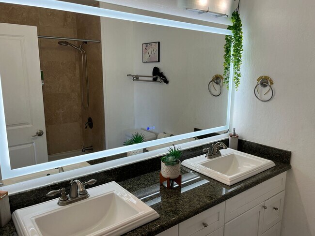 Building Photo - Amazing rare updated full floor Richmond f...