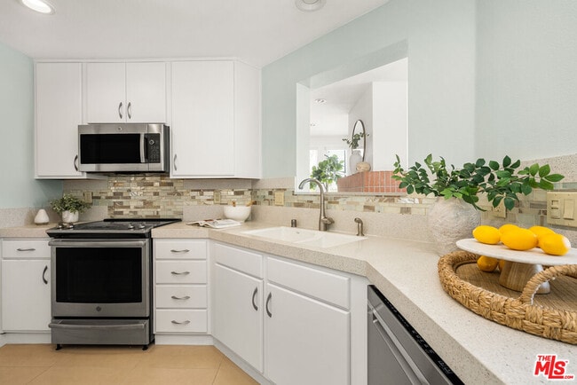 Building Photo - 4643 E 4th St