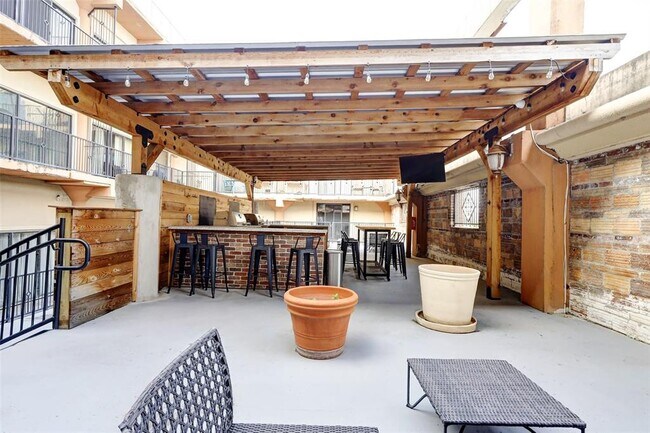 Building Photo - 2205 McKinney St