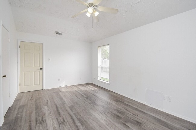 Building Photo - 16330 Meadowbrook Farm Rd