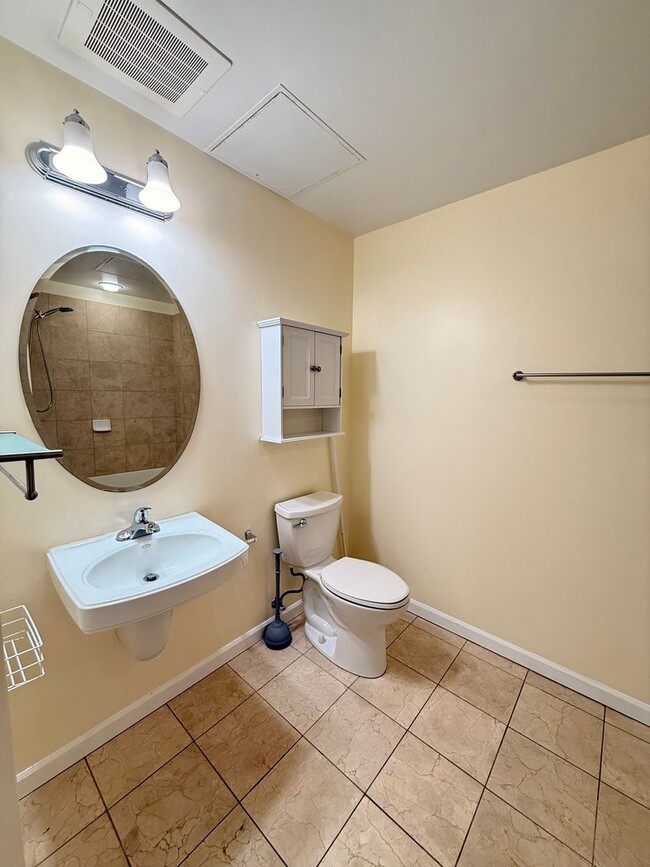 Building Photo - Elevated Urban Living & Comfort in the Heart of Denver