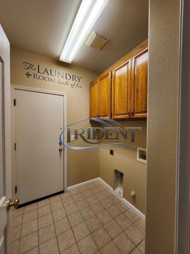 Building Photo - 3-bedroom 2-bath home with den located in Edgewater