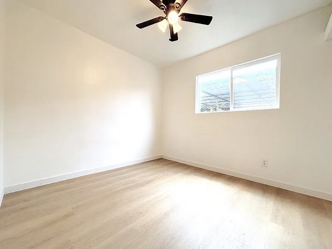 Building Photo - 727 E 81st St