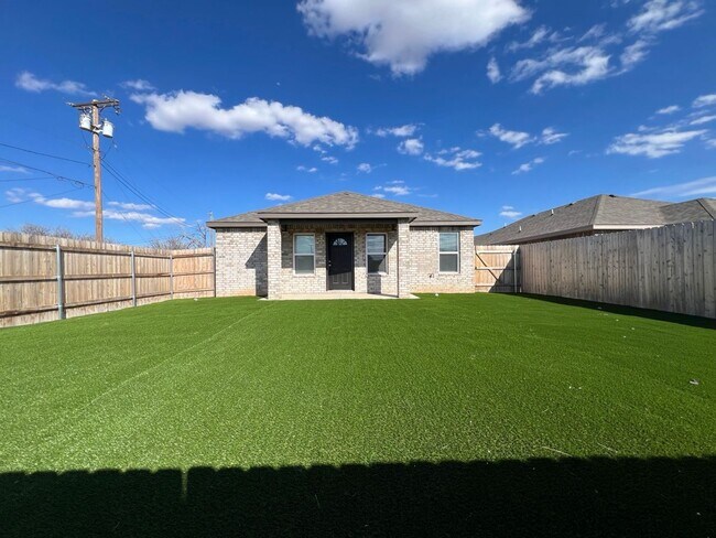 Building Photo - New Beginnings Start At AMRR: 3 BEDROOM IN NORTH LUBBOCK!