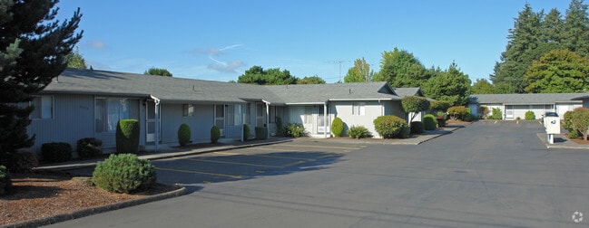 Primary Photo - Lancaster Lee Court