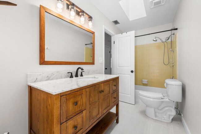 Building Photo - Spacious Pool Home in Desirable NW Gainesville