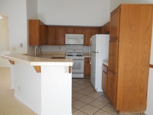 Building Photo - 1 story SFR with 3 bedrooms, 2 bathrooms a...