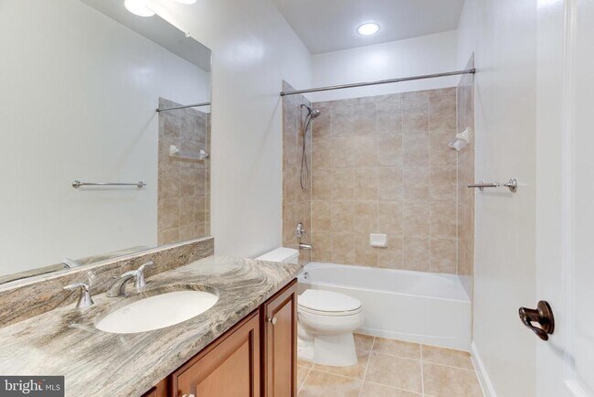 Building Photo - 18353 Fairway Oaks Square