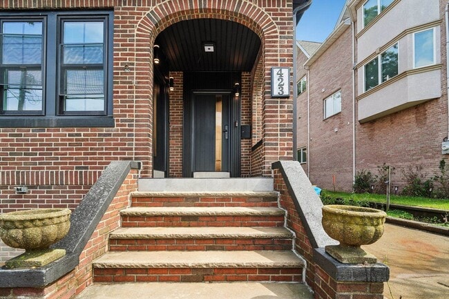 Building Photo - 423 Aurora Ave