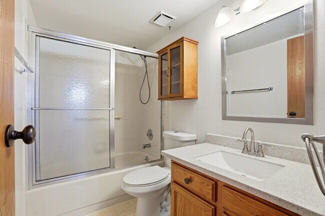 Building Photo - $1,695.95 - 2 Bed, 2 Bath Condo in Aurora with Central AC, and In Unit Laundry!