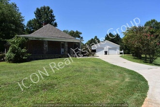 Building Photo - 1/1 home with detached garage
