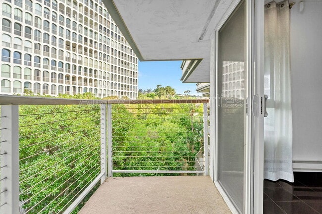 Building Photo - 935 Genter St