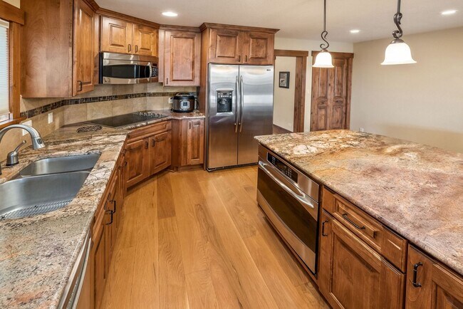 Building Photo - Breck 3-bedroom home with views! 6-12 month lease!