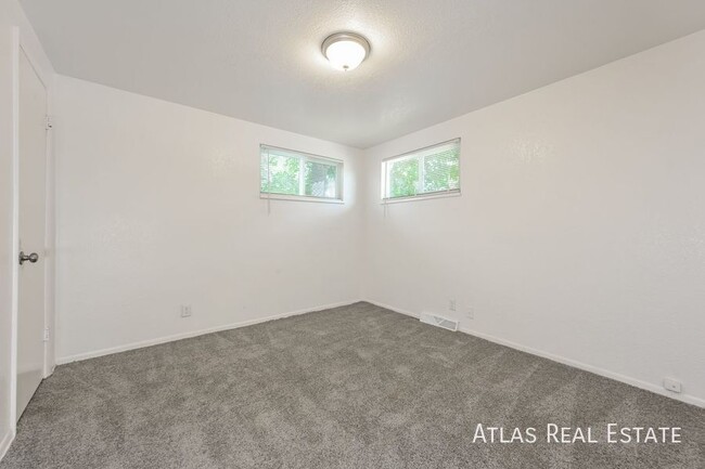 Building Photo - Spacious 2 Bed 1 Bath Lower Level Home wit...