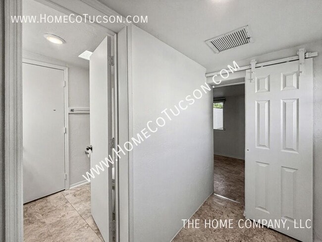 Building Photo - 713 N Erin Ave