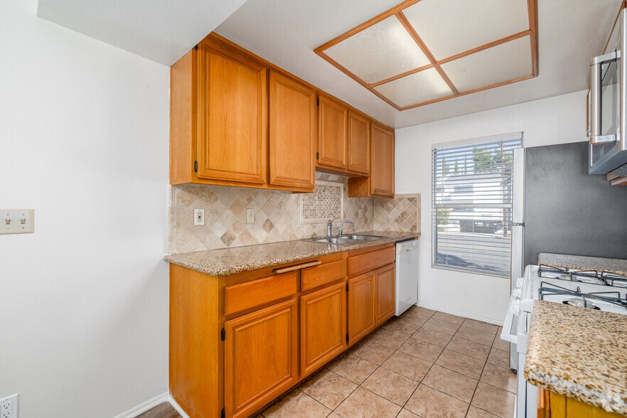1BR, 1BA - 700SF - Kitchen - 14950 Burbank Blvd