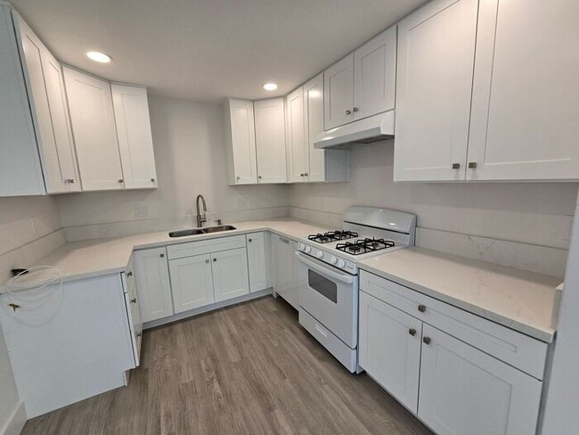 Building Photo - Charming 3 BR / 2BA with a large yard and ...