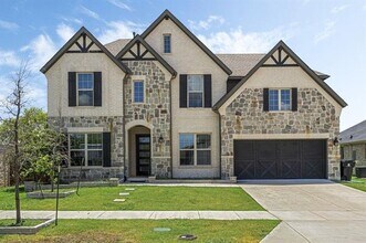 Building Photo - 913 Gingham St