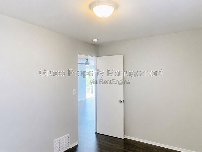 Building Photo - 595 W Dartmouth Ave