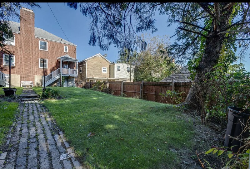 Building Photo - 352-352 W 12th Ave