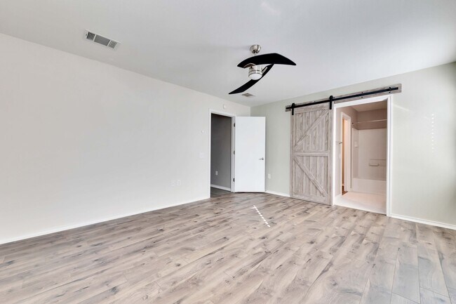 Building Photo - 5609 Silver Screen Dr