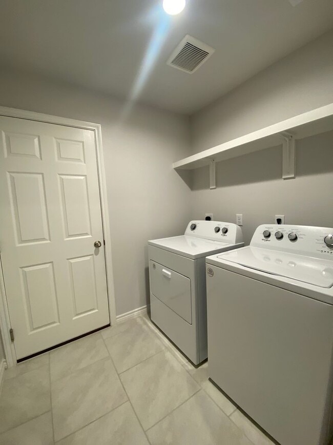 Building Photo - NEWER 4 BDRM HOME IN FLOUR BLUFF ISD!