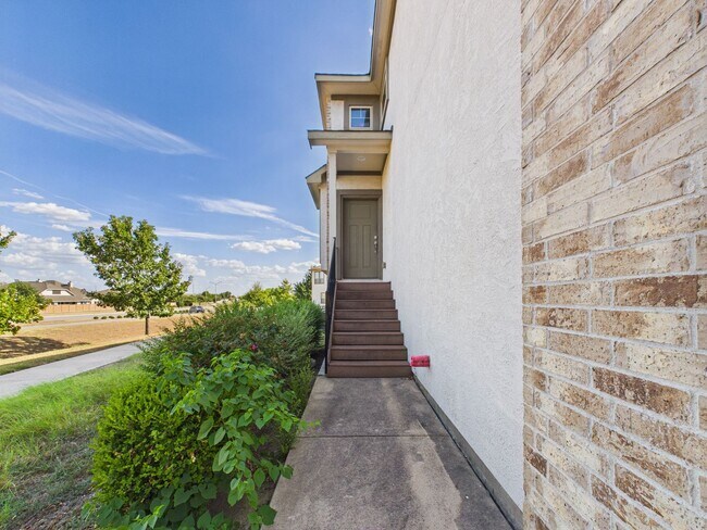 Building Photo - 2505 Meyer Cv