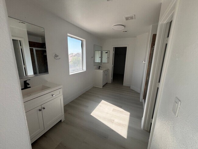 Building Photo - Spacious 4Br/3Ba Home in Galena Pointe – i...