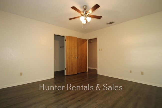 Building Photo - Country Trails Classic!