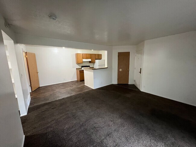 Building Photo - Cozy 3B/1 Bath Apartment in Millcreek