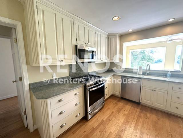 Building Photo - 14697 Roxbury Rd
