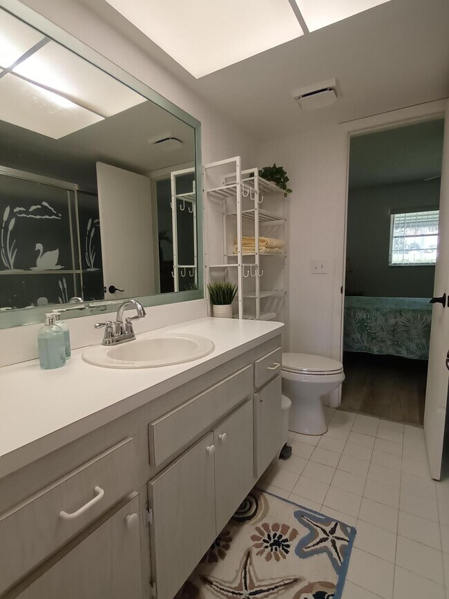 Building Photo - 1119 Lake Terrace