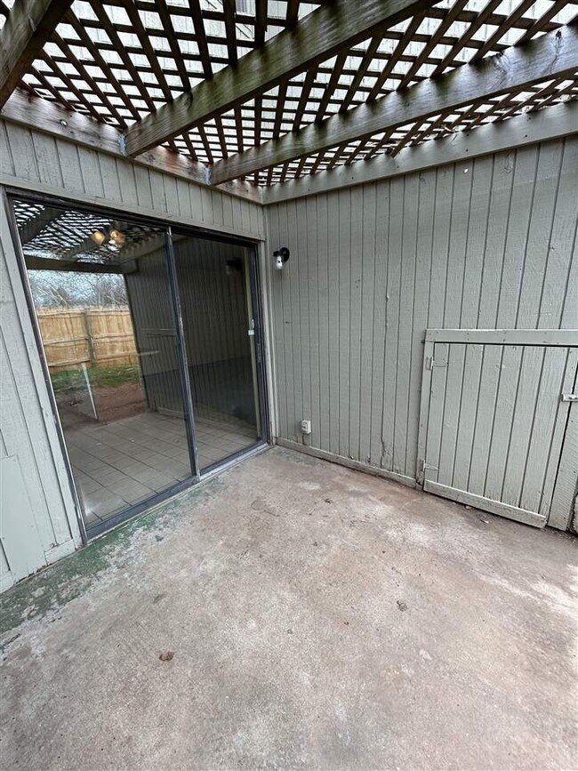 Building Photo - 901 NE Tortoise Dr