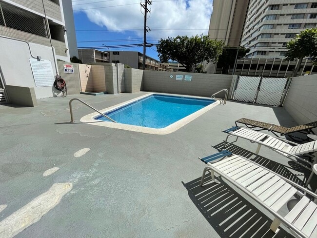 Building Photo - Pool on site! 2 bed 1 bath 1 parking locat...