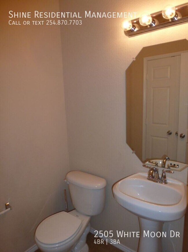 Building Photo - 2505 White Moon Dr