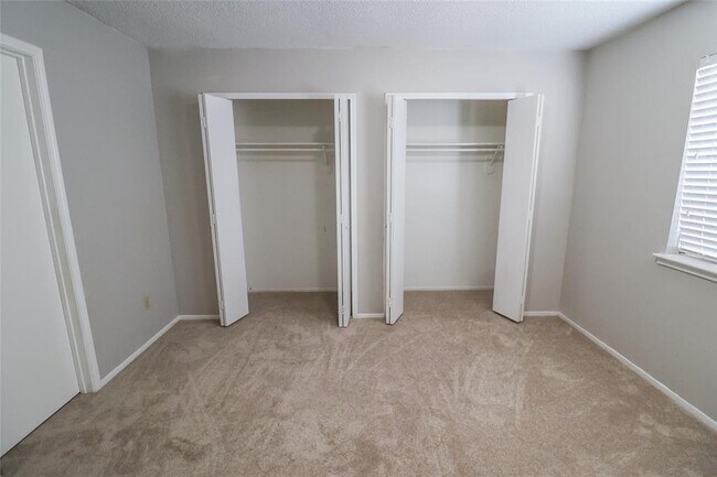 Building Photo - 1546 Ridgebriar Dr