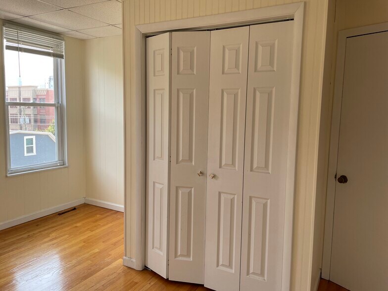 Building Photo - 475 Monmouth St
