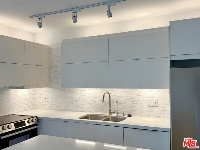 Building Photo - 999 N Doheny Dr