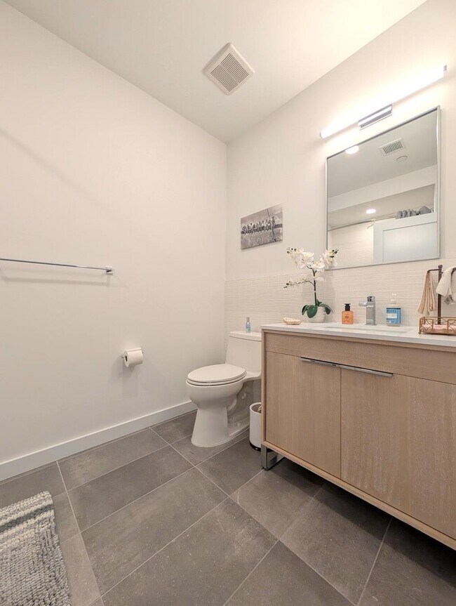 Building Photo - 425 3rd St
