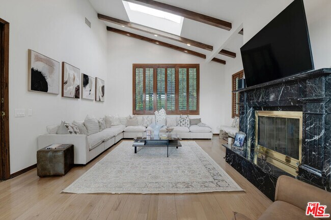 Building Photo - 10160 Cielo Dr