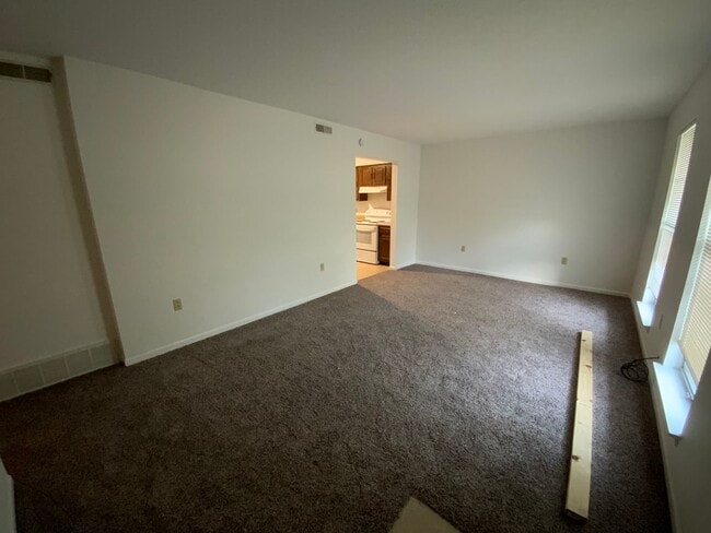 Building Photo - 3 Bedroom/1.5 bathroom Duplex