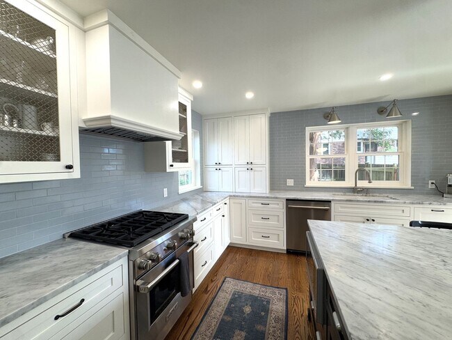 Building Photo - 2256 W Viewmont Wy W