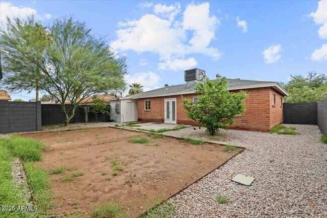 Building Photo - 2408 W Weldon Ave