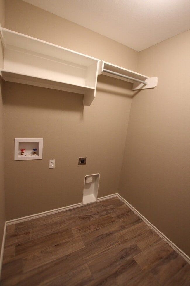 Building Photo - Tour Today! 2 Bed 1.5 Bath Townhome! Linda...