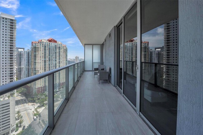 Building Photo - 1300 Brickell Bay Dr