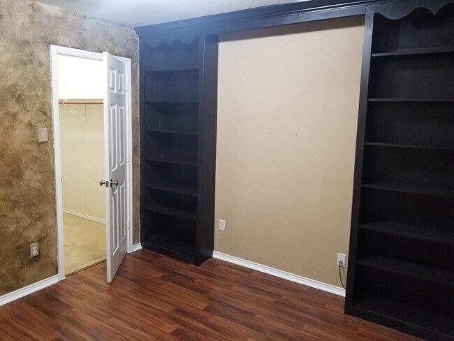 Building Photo - 5727 Woodmoss Ln