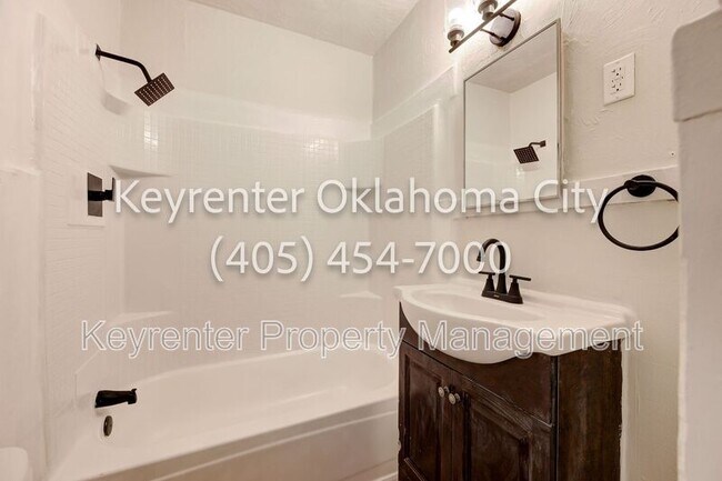 Building Photo - 4913 N Willow Ave