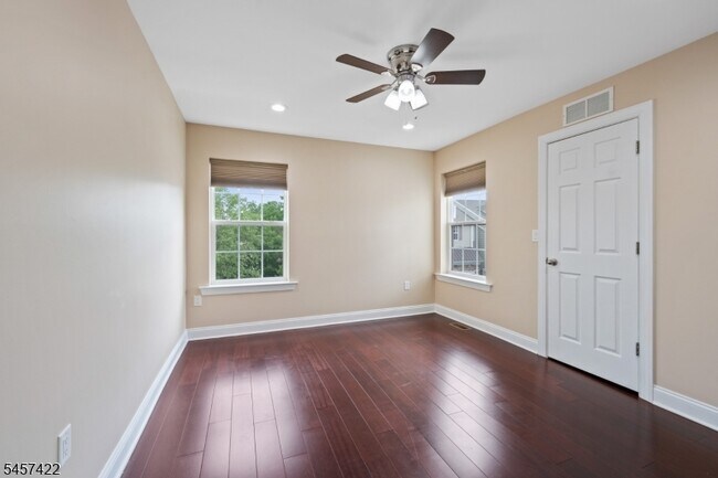 Building Photo - 33 Cortland Pl