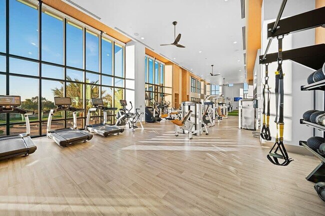 Building Photo - 15825 N 71st St