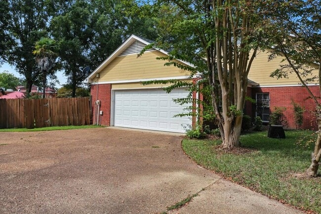Building Photo - 213 Cambridge Dr